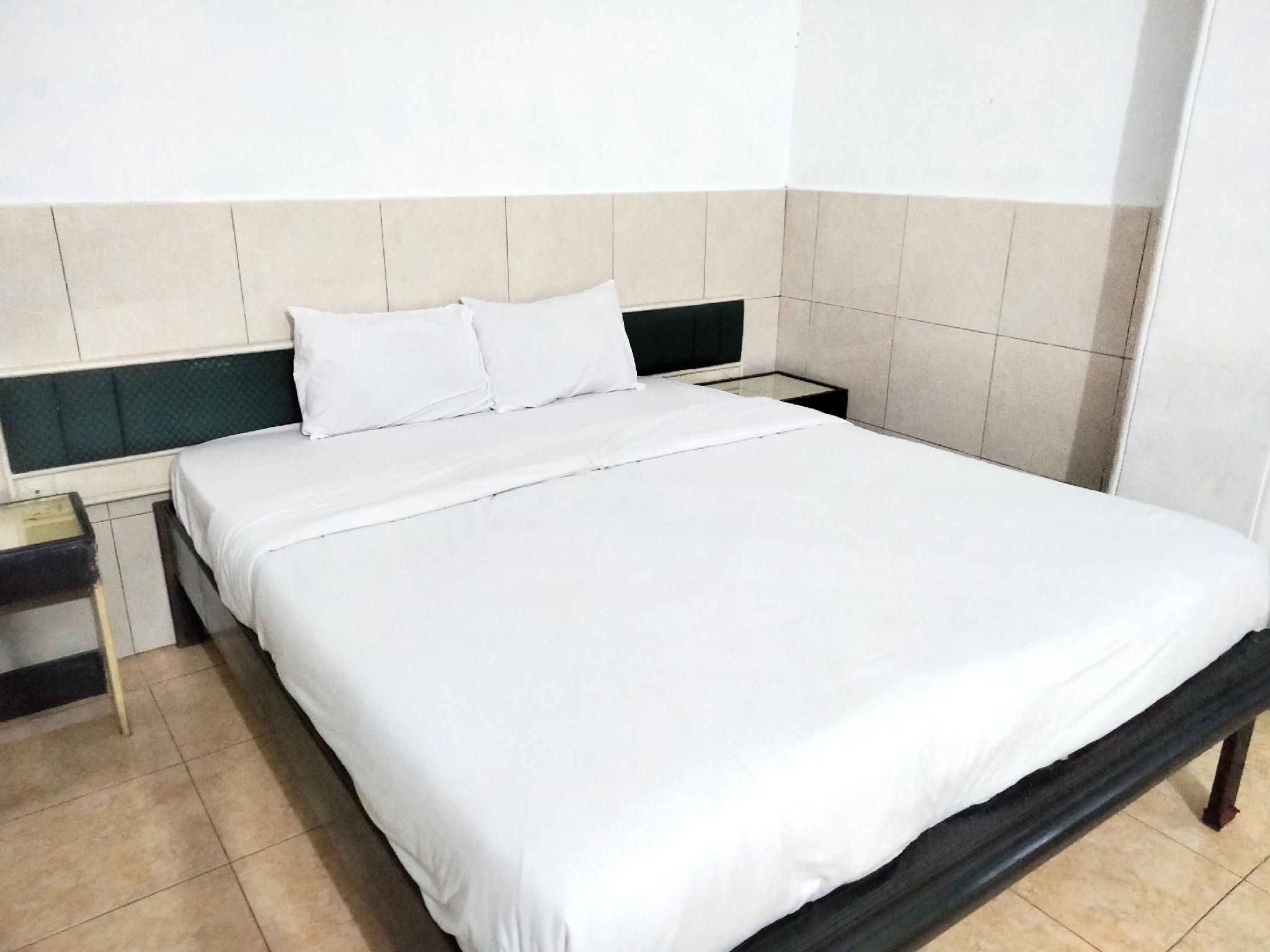 Sartika Hotel Mitra RedDoorz Pati Deluxe Room