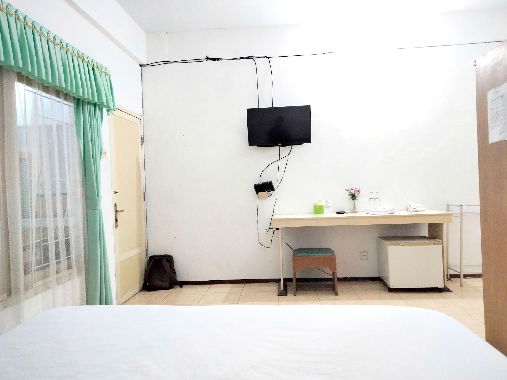 Sartika Hotel Mitra RedDoorz Pati Deluxe Room 2