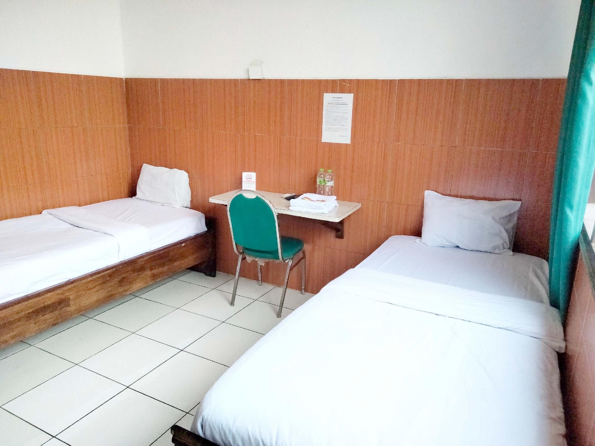 Sartika Hotel Mitra RedDoorz Pati Standard Twin Room