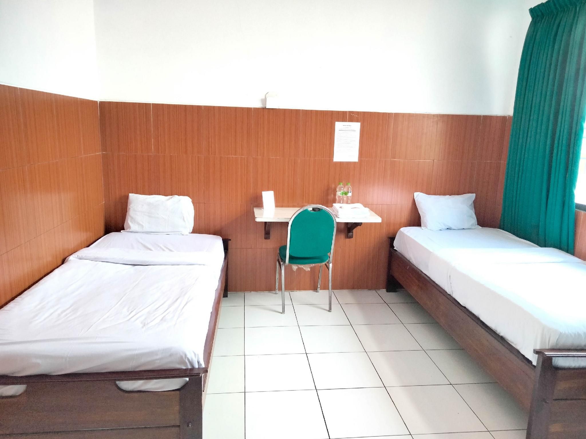 Sartika Hotel Mitra RedDoorz Pati Standard Twin Room 2