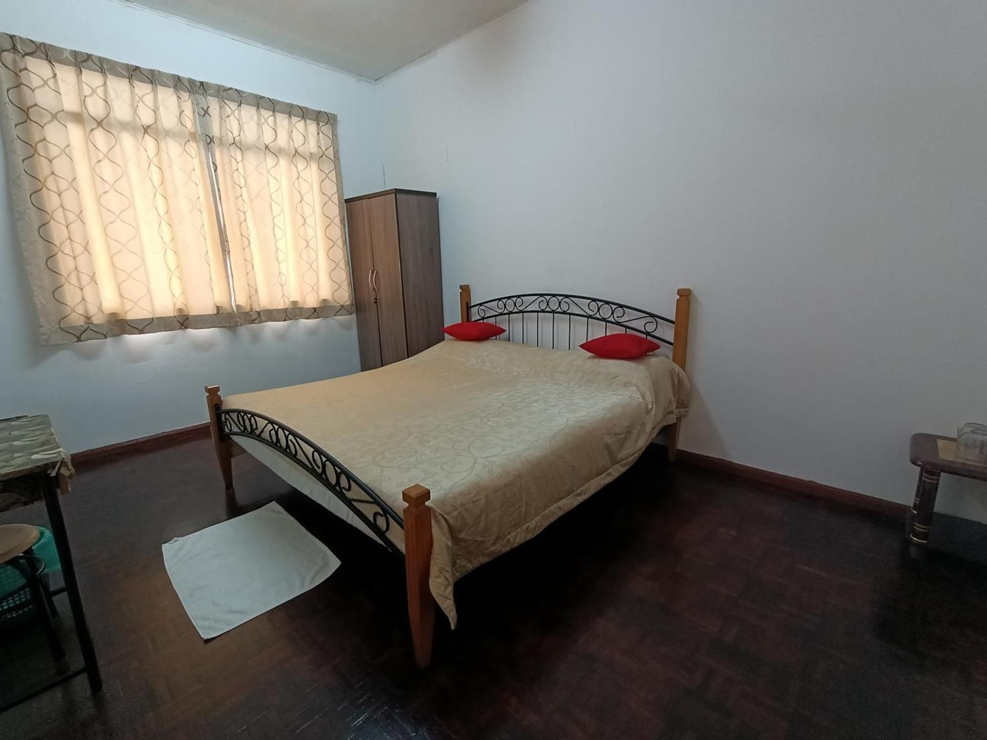 Private Room with Shared Bathroom