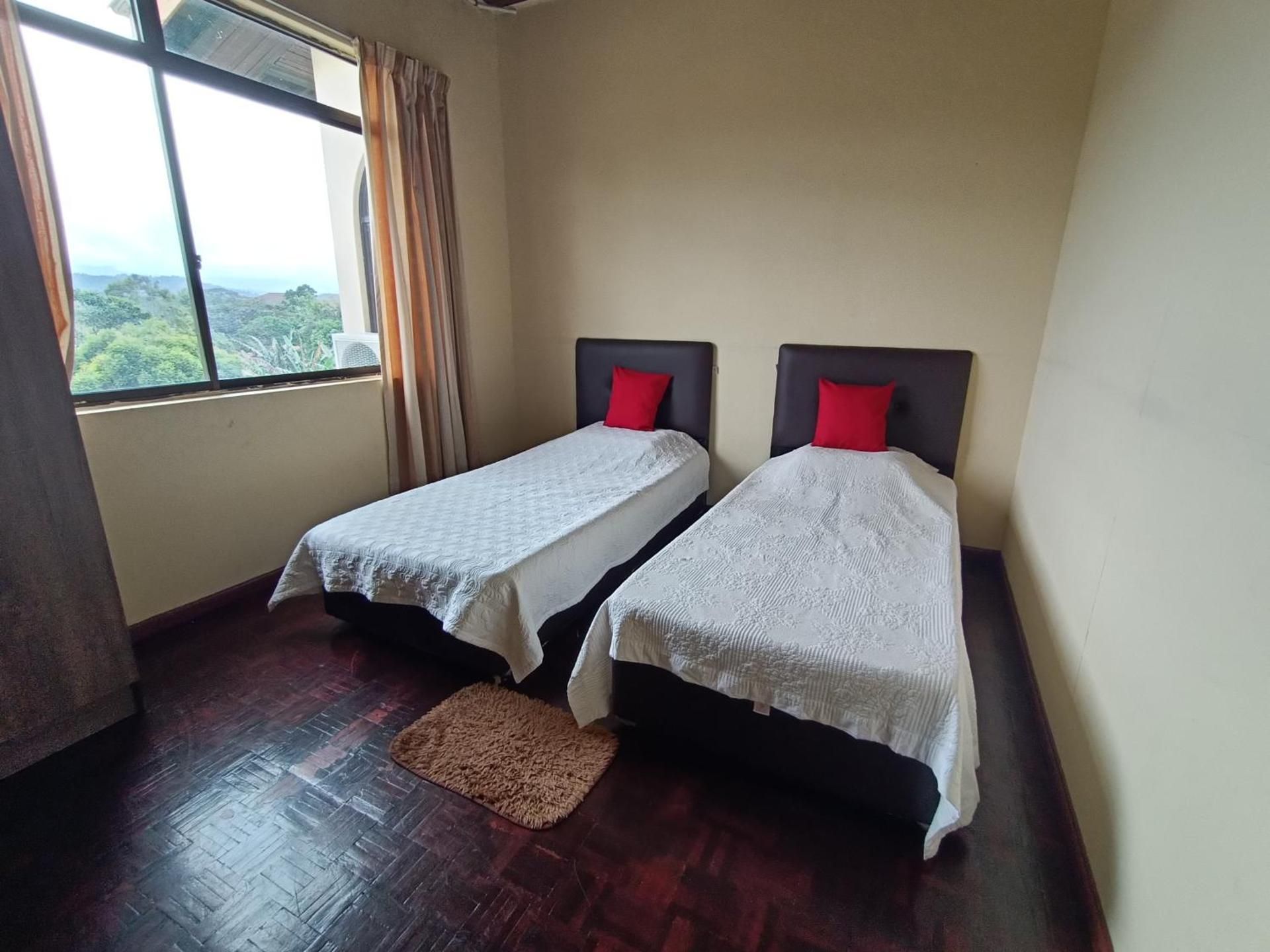 Private Twin Room with Shared Bathroom
