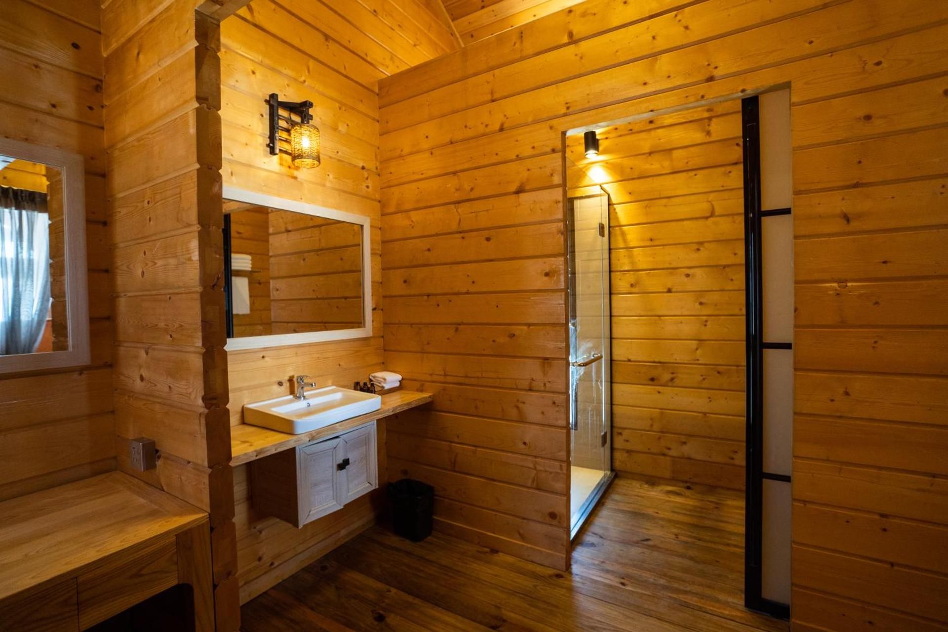 SEA & LAND TRANSFER INCLUDED - Premium Chalet King