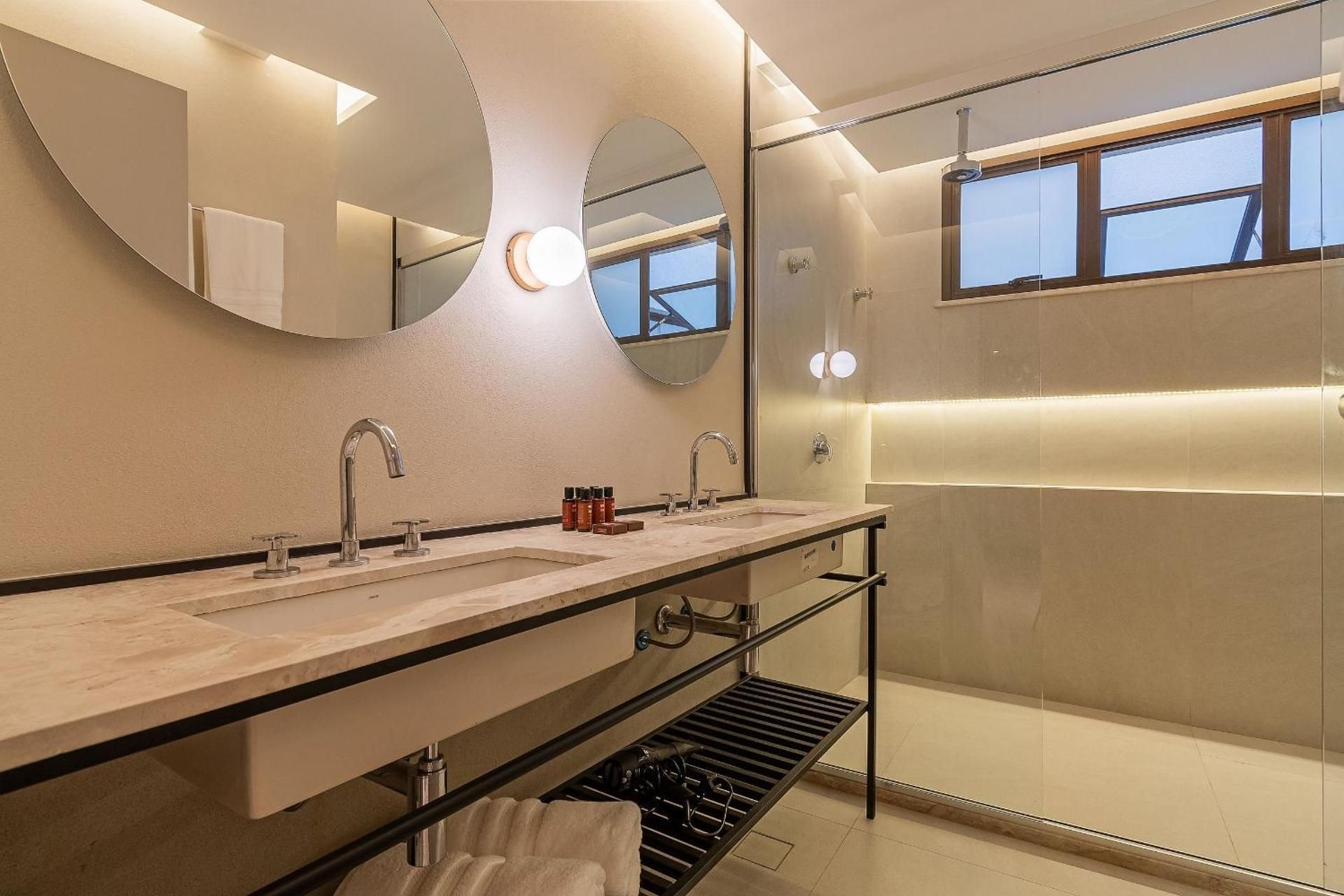 Two-Bedroom Deluxe Apartment with Balcony