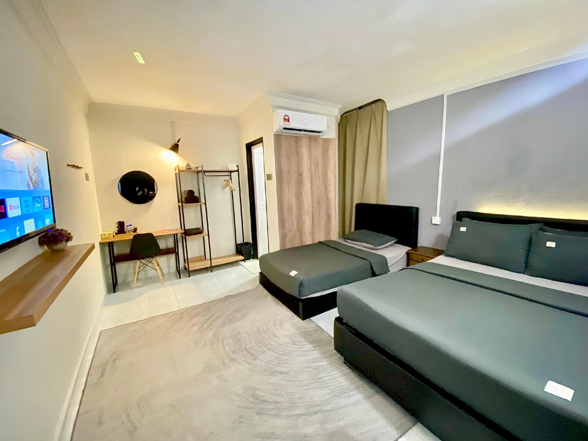 Family Room - 1 Single Bed and 1 Queen Bed