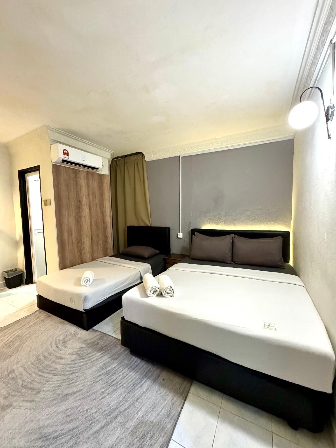 Family Room - 1 Single Bed and 1 Queen Bed