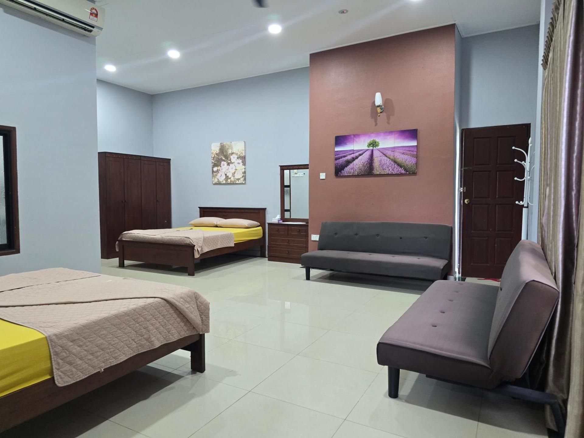 Five-Bedroom Deluxe Apartment