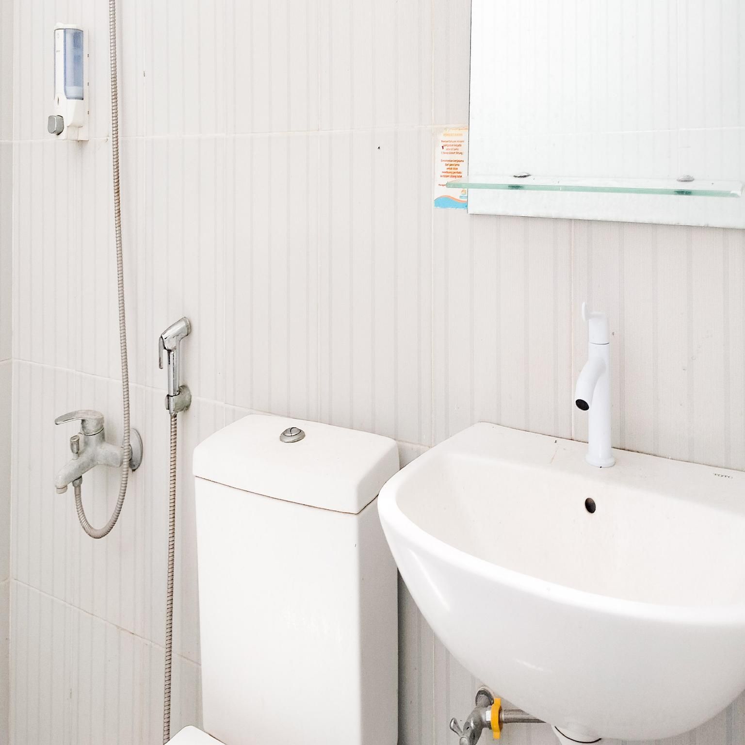 RedDoorz @ Cbreez Bitung Twin Room