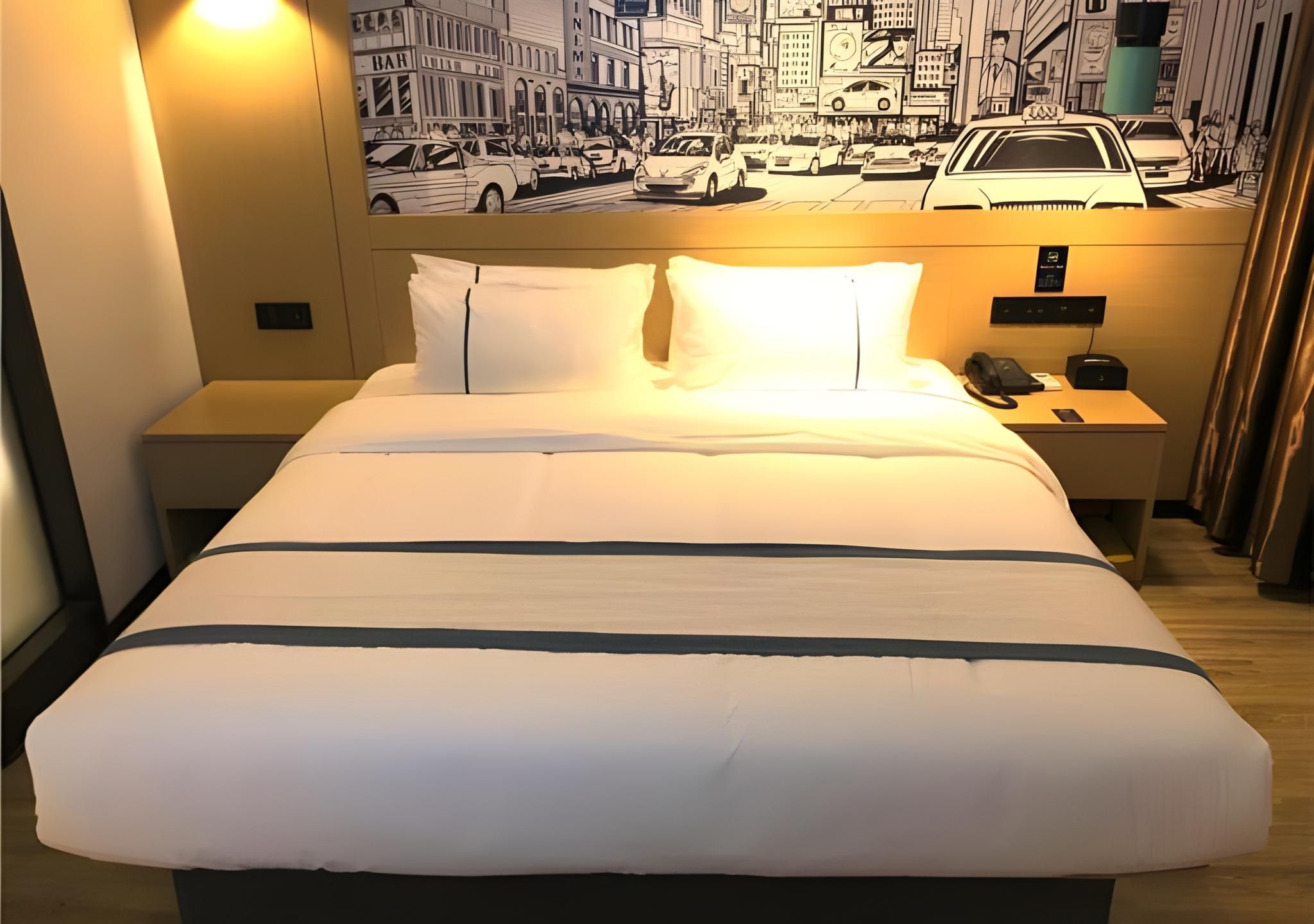Stand Queen Room