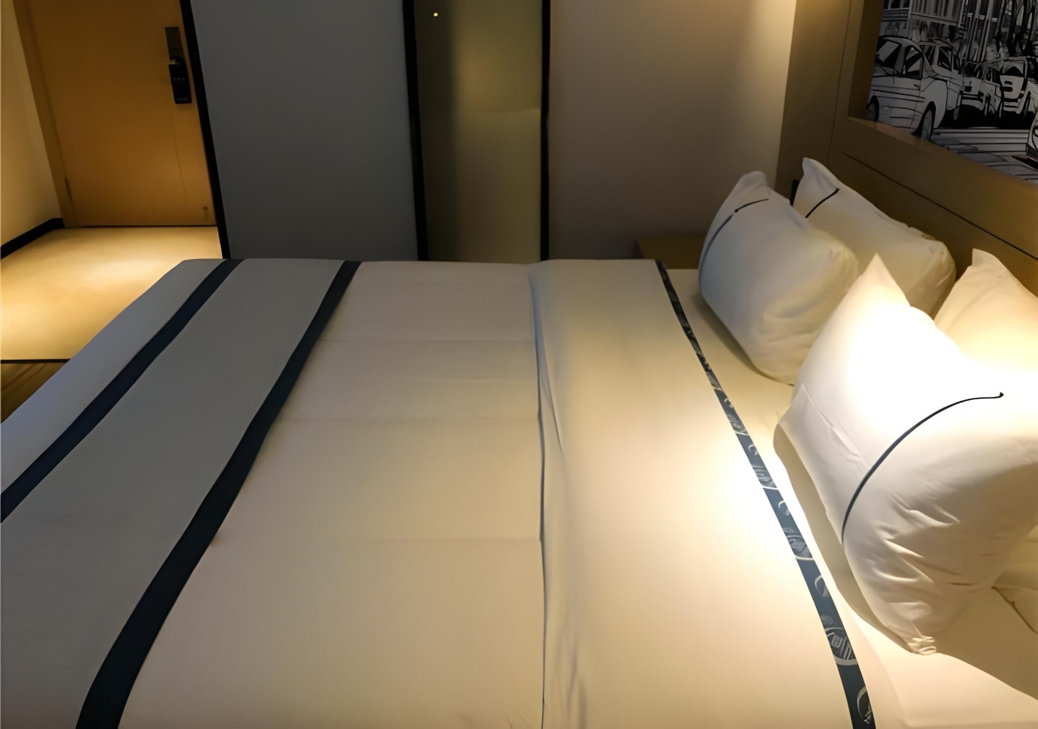 Business Queen Room