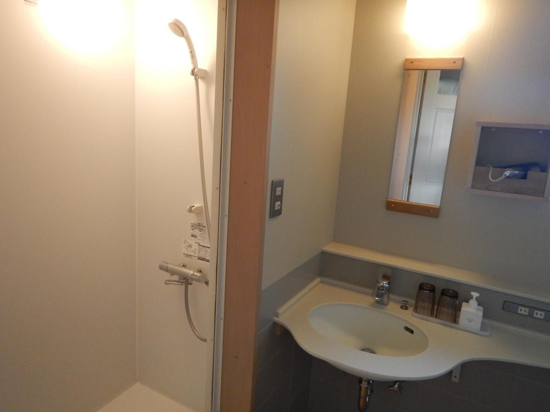 Family Room with Shower - Non-Smoking