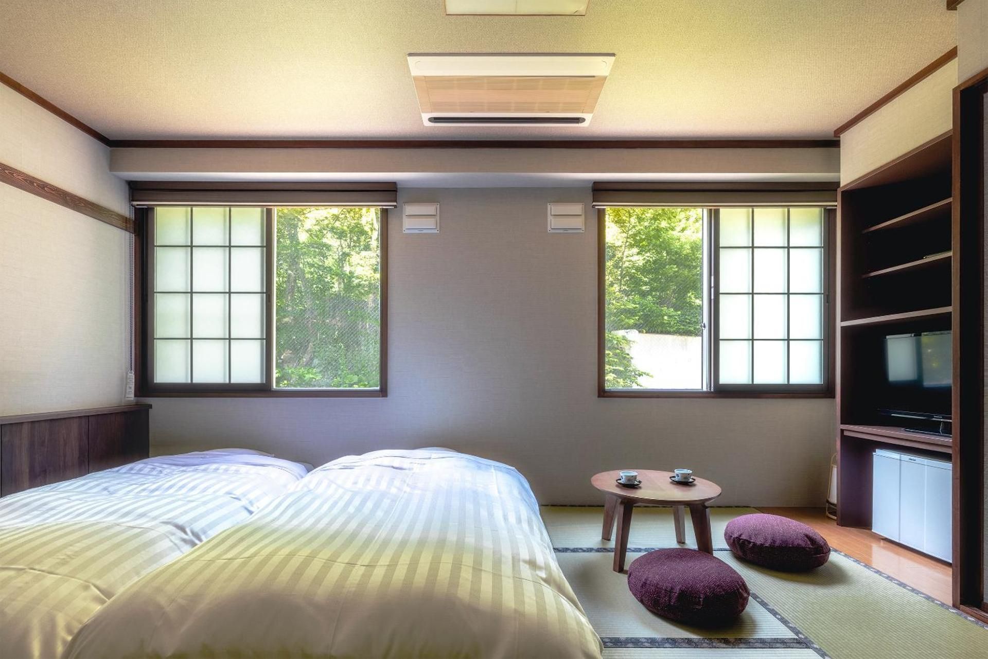 Standard Twin Room with Mountain View