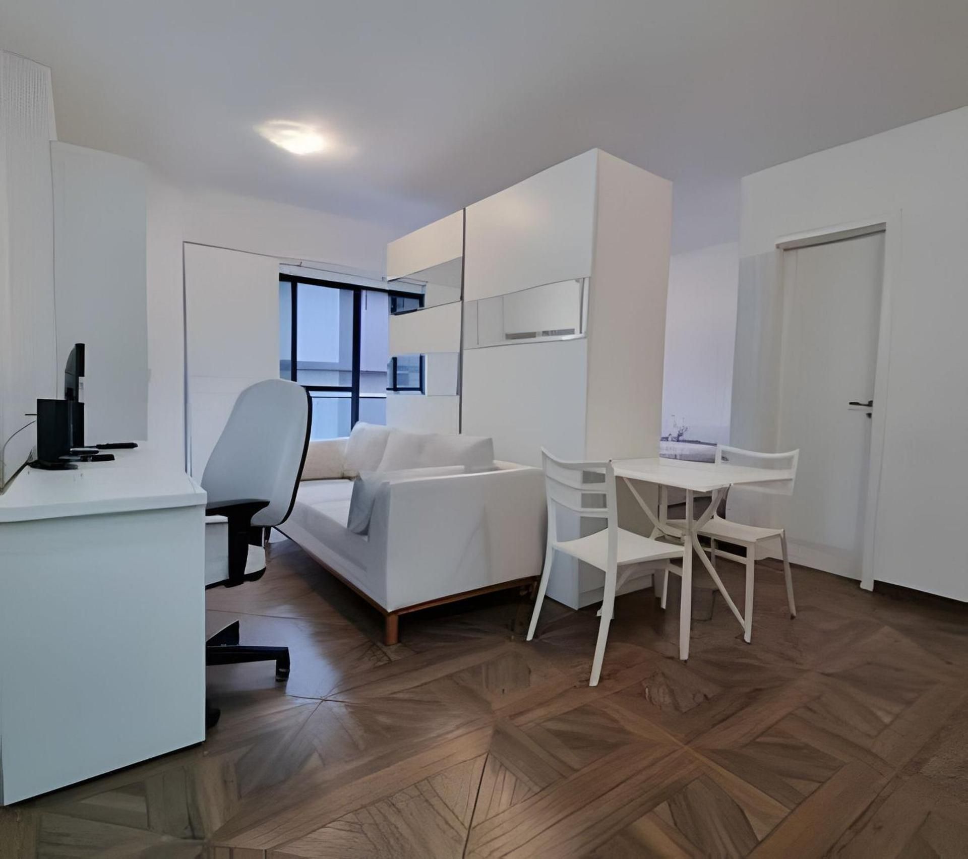 One-Bedroom Apartment with Park View