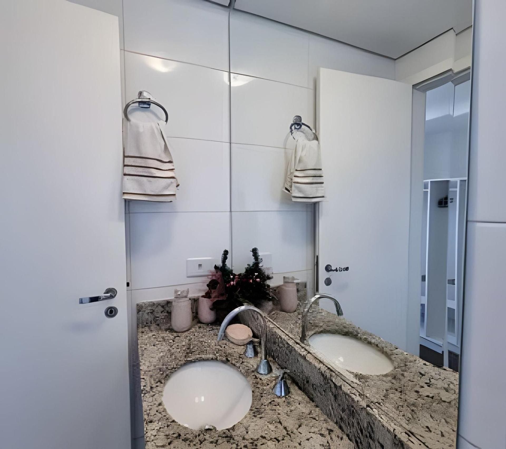 One-Bedroom Apartment with Park View