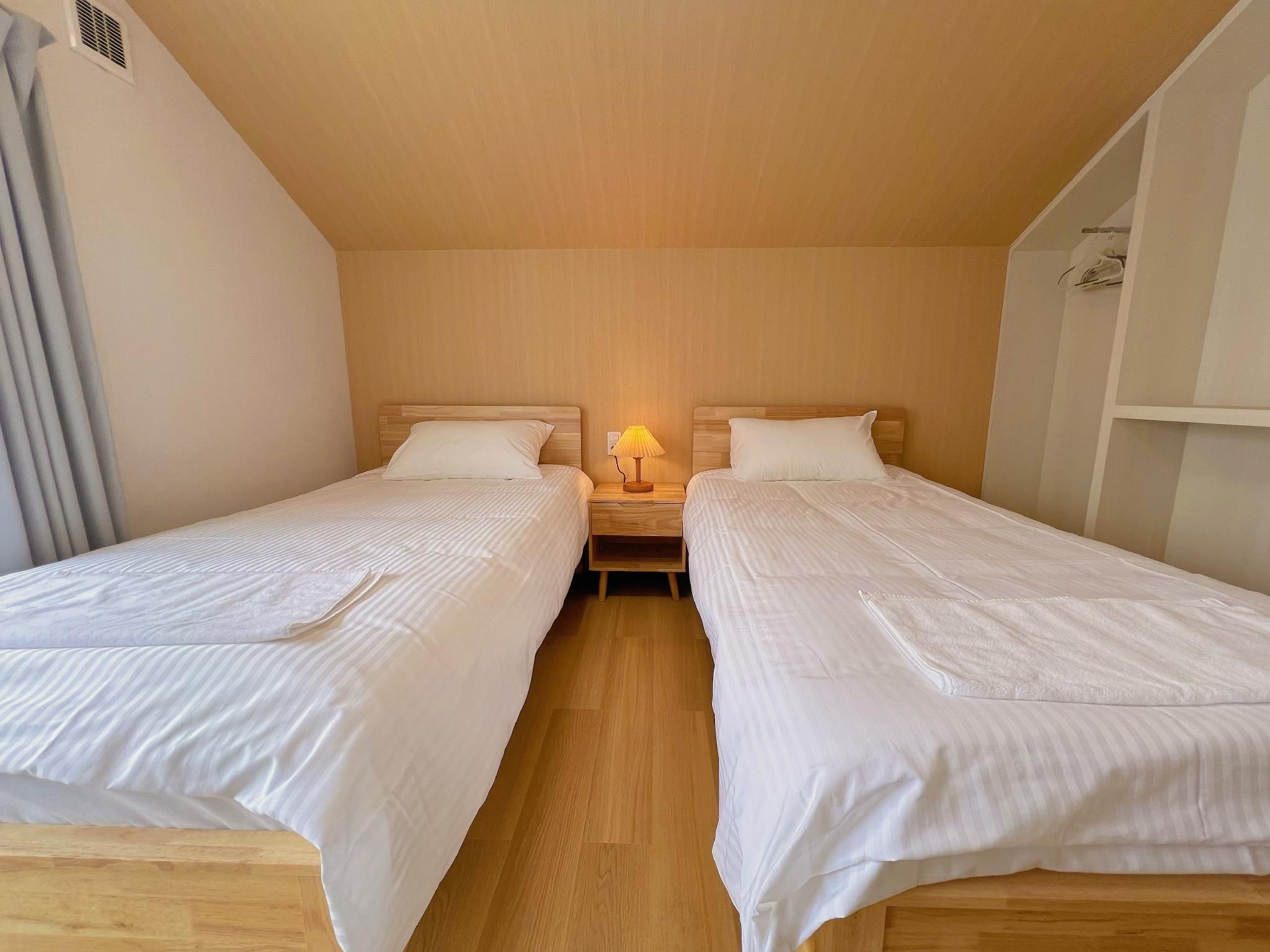Snowball Hostel Twin Bedroom with Window 2