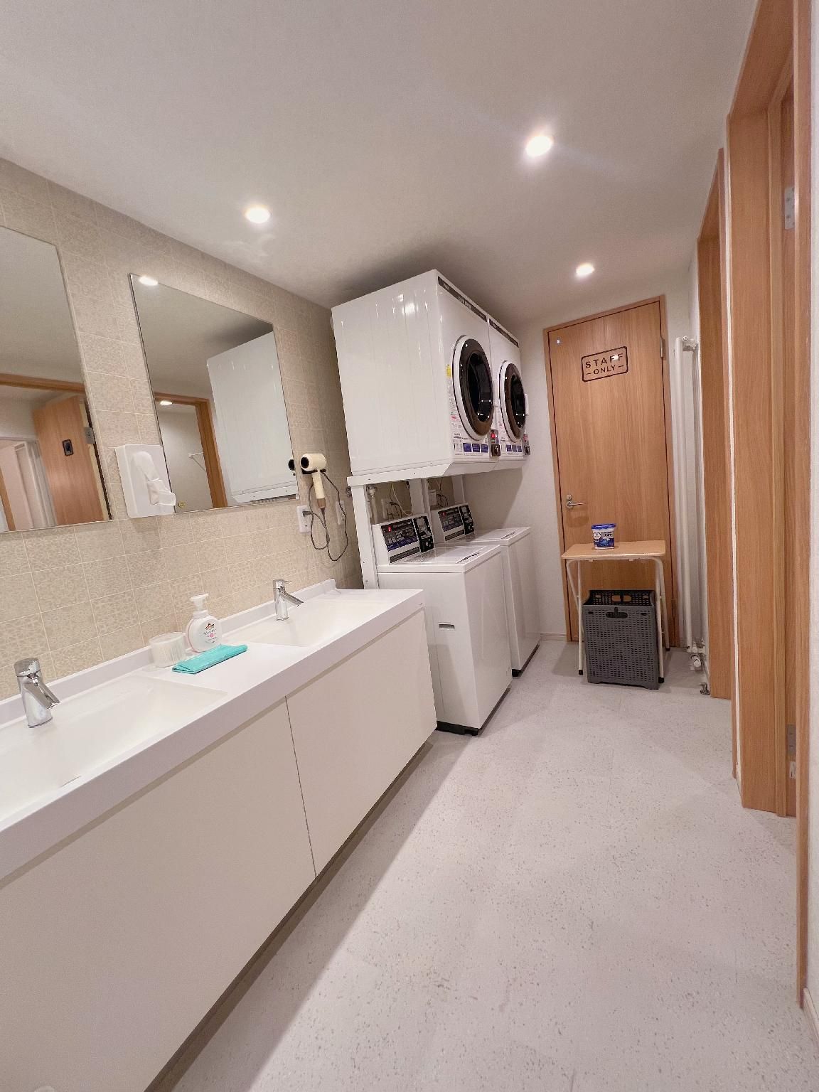 Snowball Hostel Twin Bedroom with Window 3