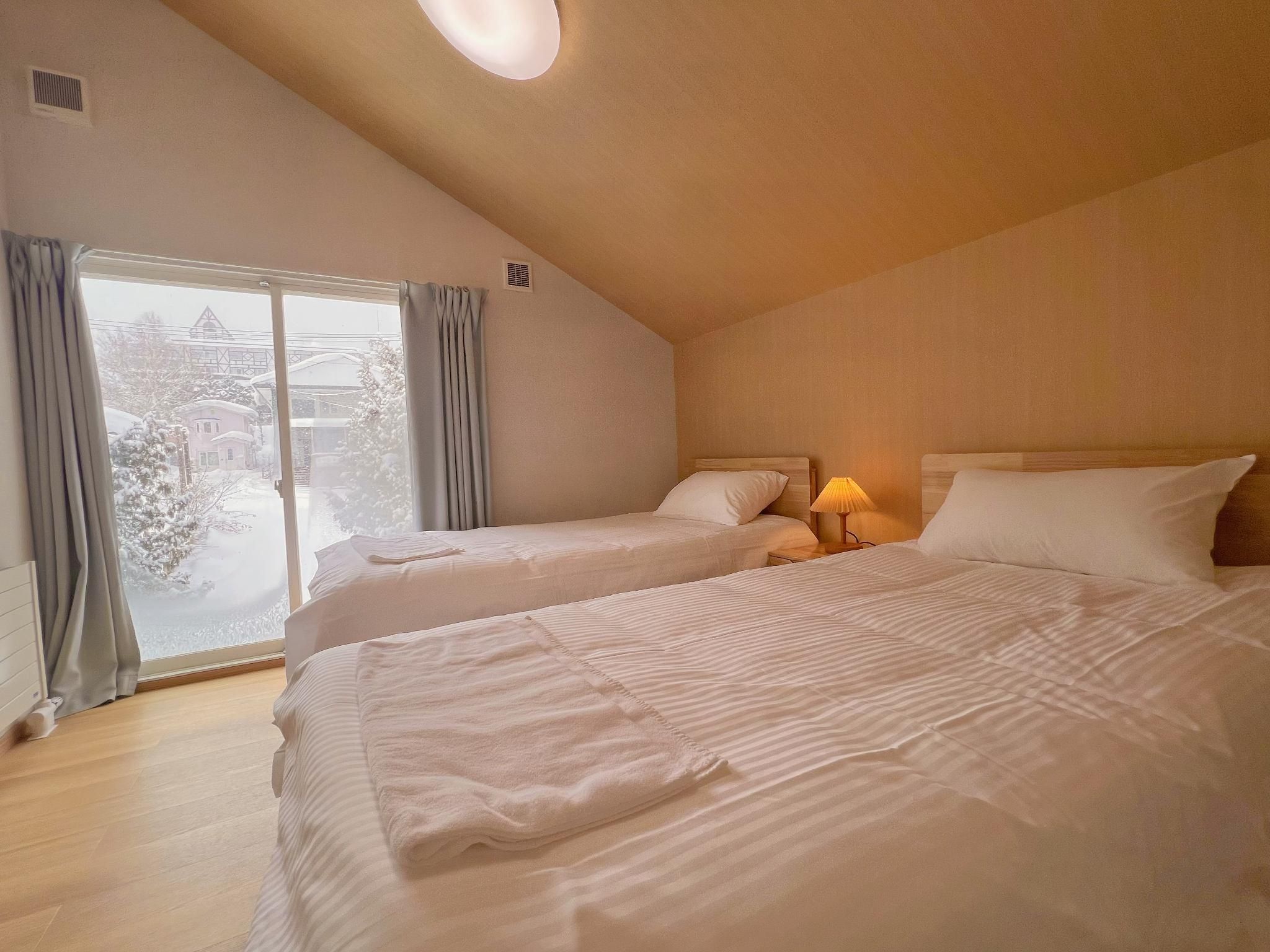 Snowball Hostel Twin Bedroom with Window