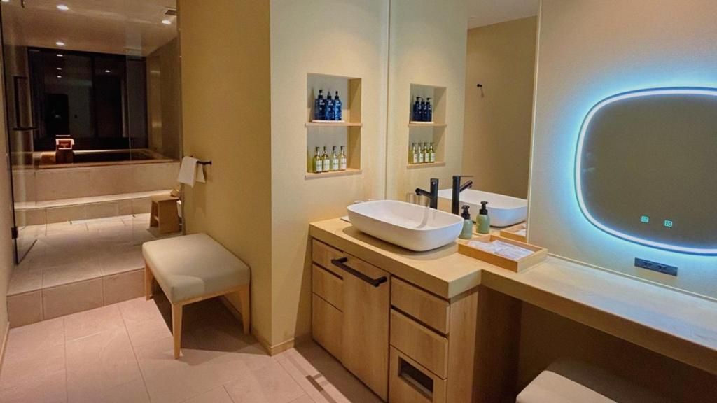Suite with Hot Tub