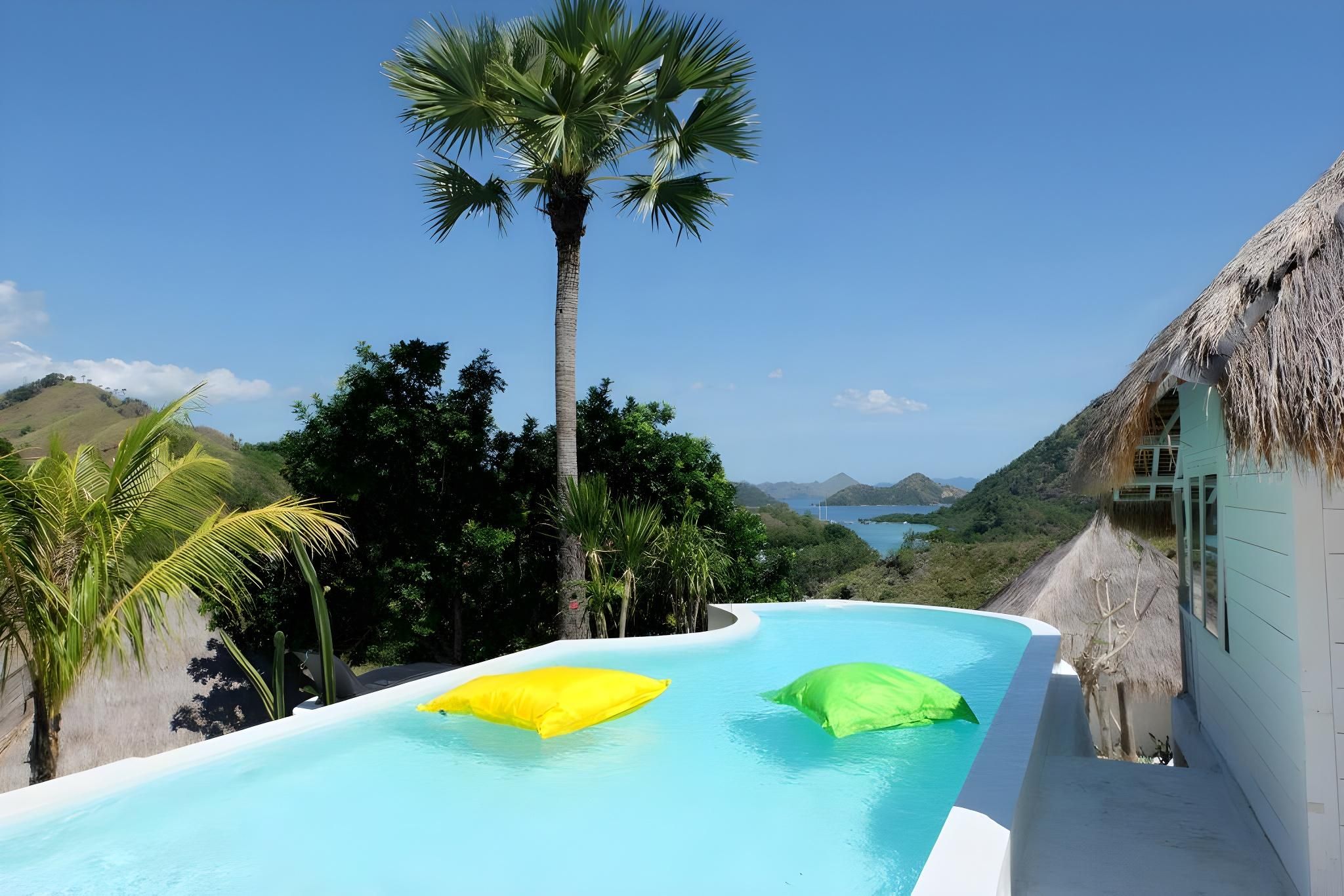 swimming pool [outdoor]