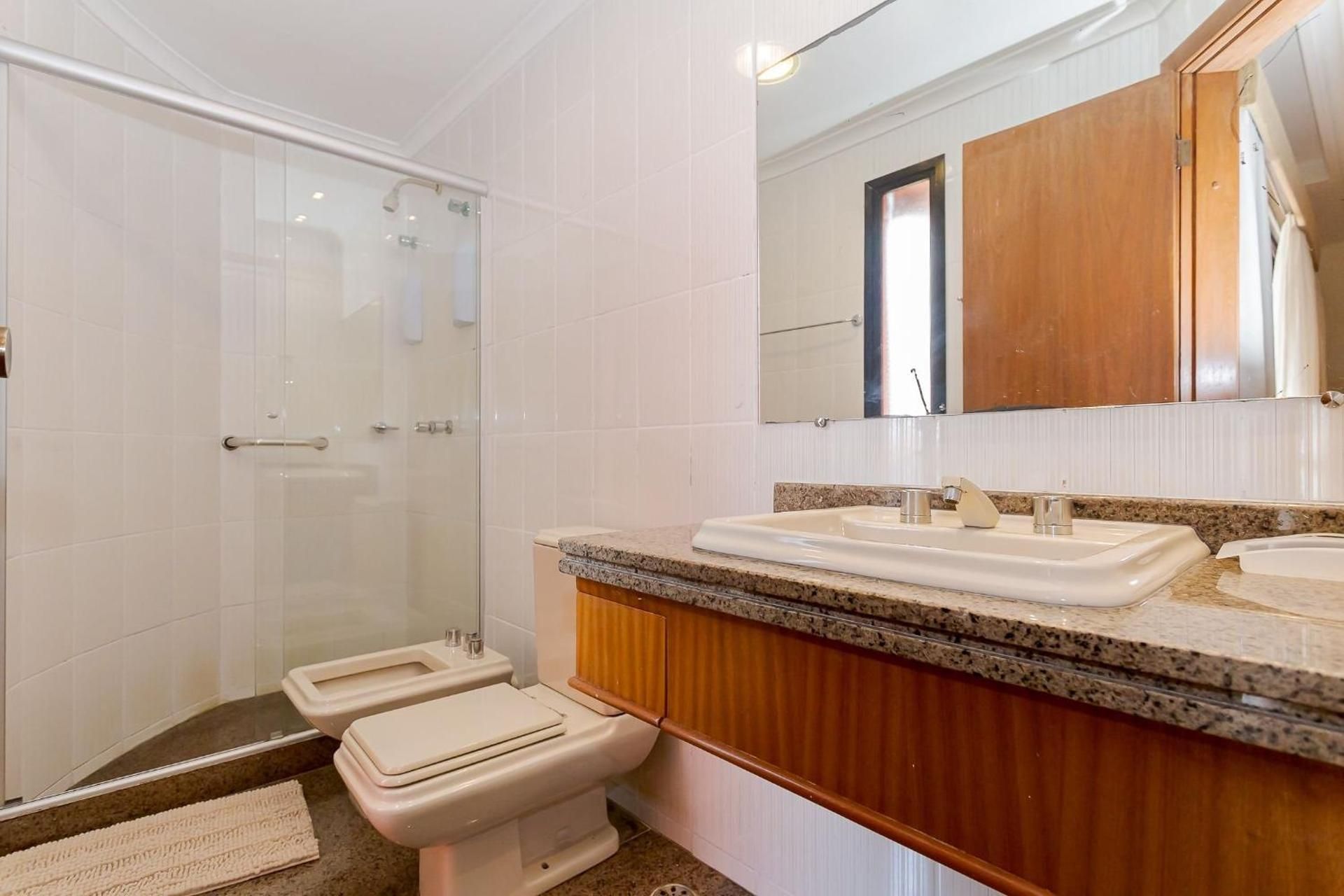 Deluxe One-Bedroom Apartment