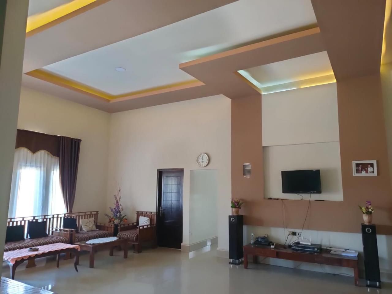 shared lounge/tv area