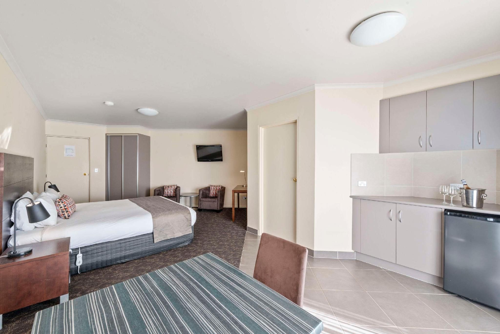 1 King Bed, Nonsmoking, Upgrade