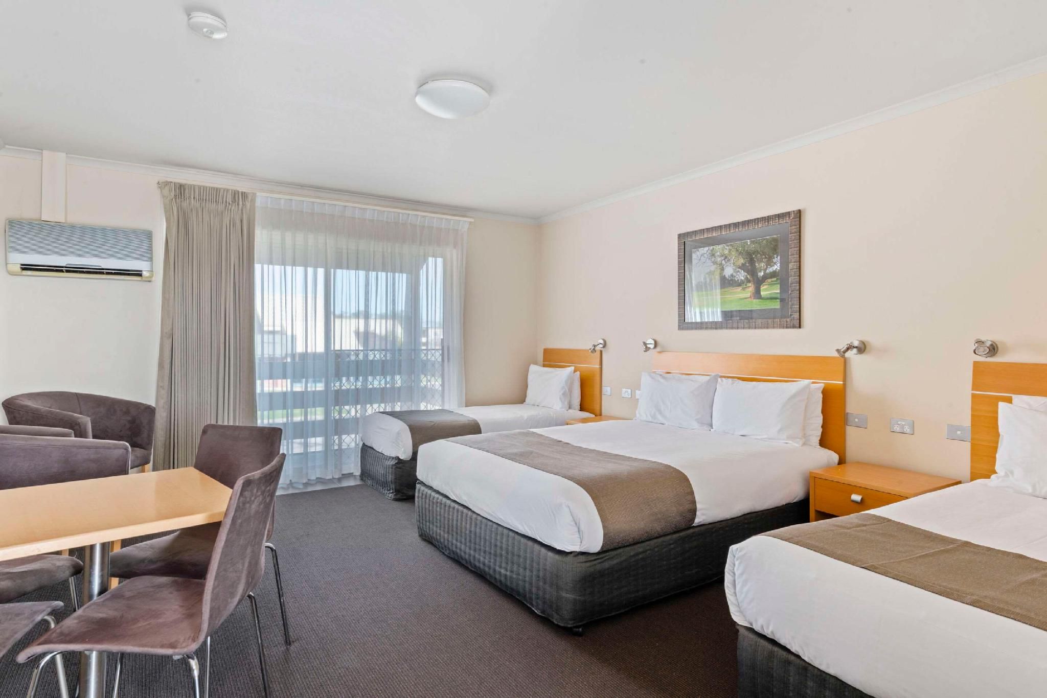 1 Queen Bed, 2 Single Beds, Nonsmoking