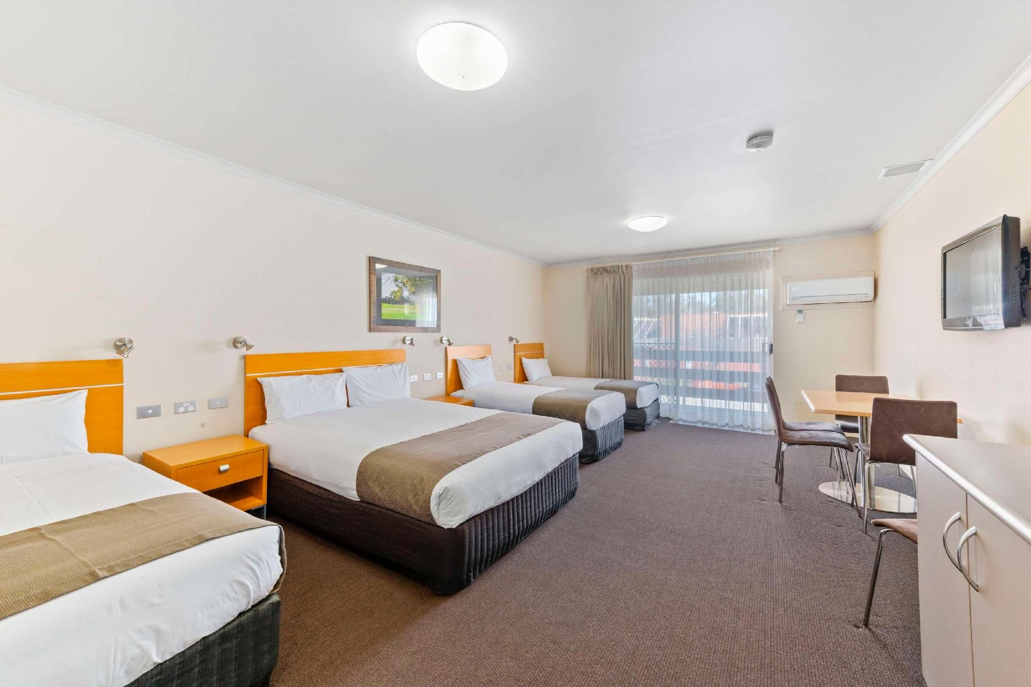 1 Queen Bed, 2 Single Beds, Nonsmoking