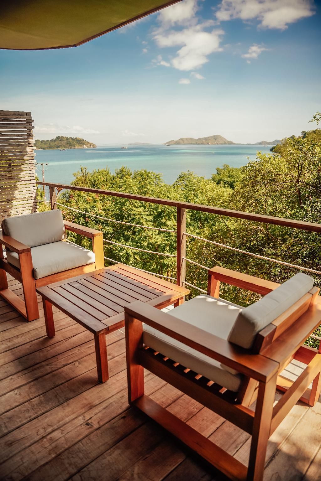 Mountain Deluxe Room King Pool View Non-Smoking