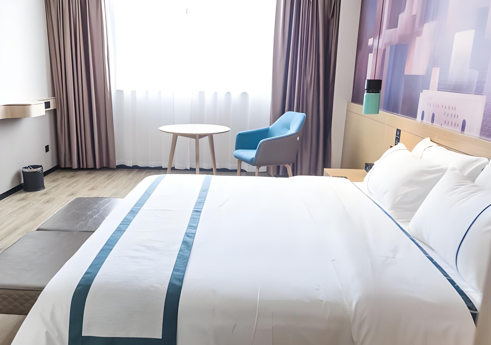 Stand Queen Room