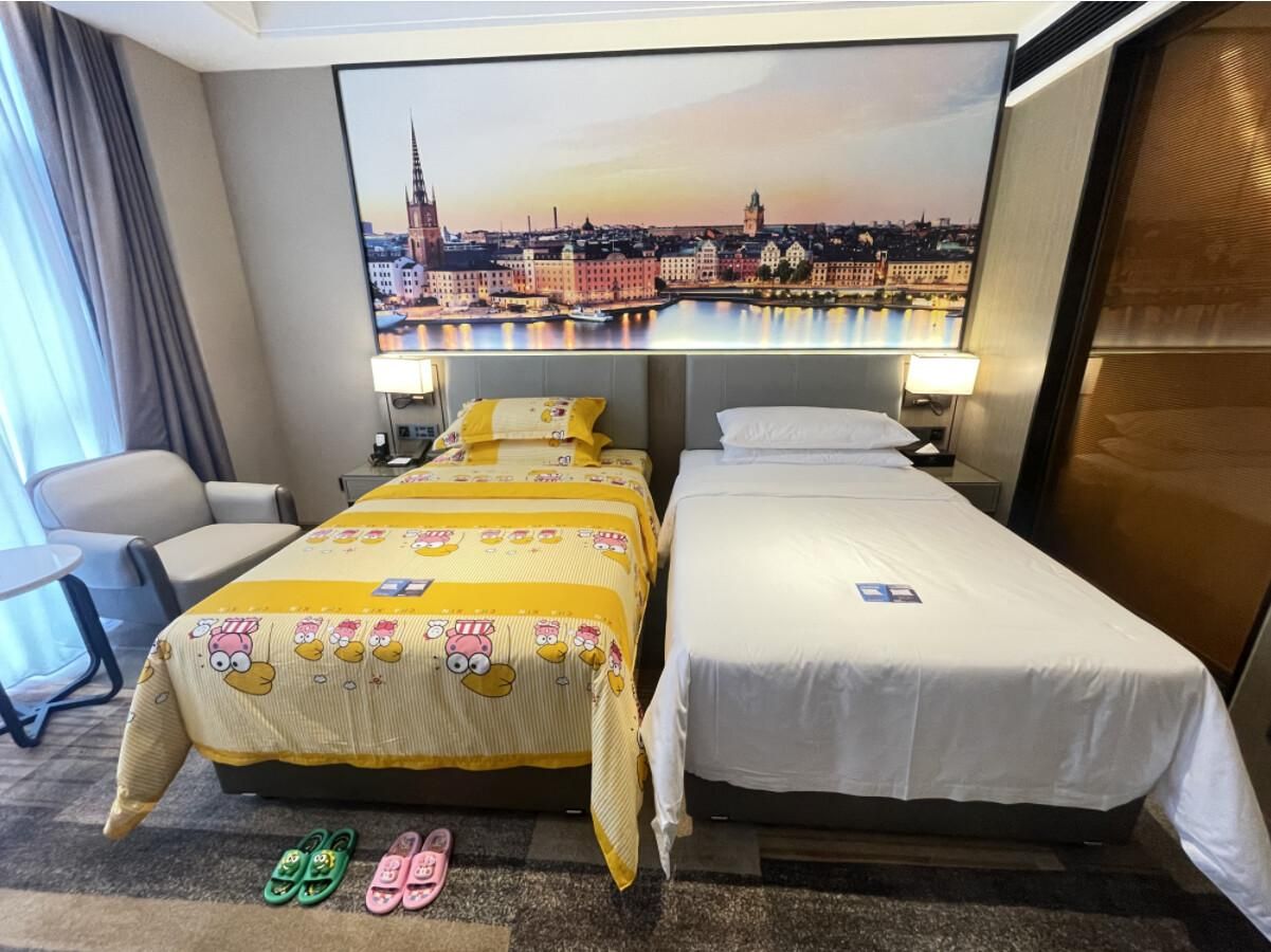 Family Kids Twin, Happy Planet Theme