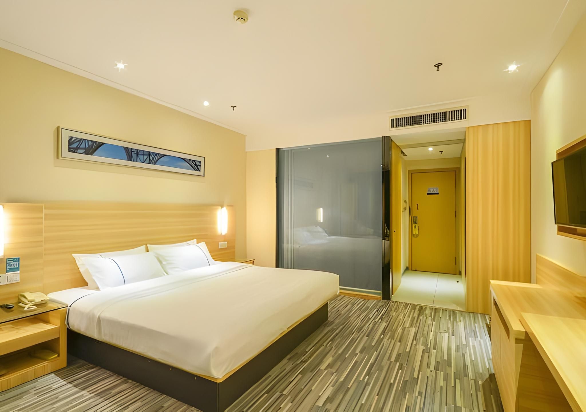 Stand Queen Room