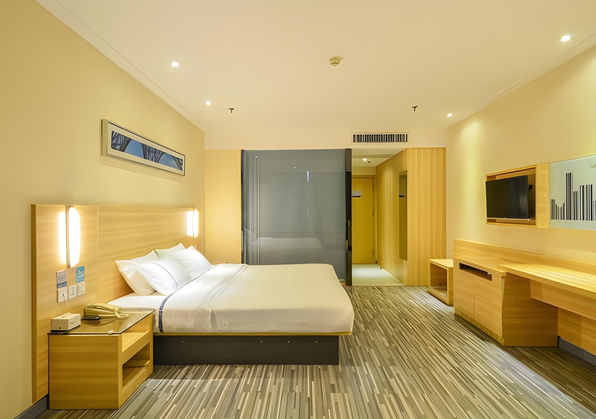 Stand Queen Room
