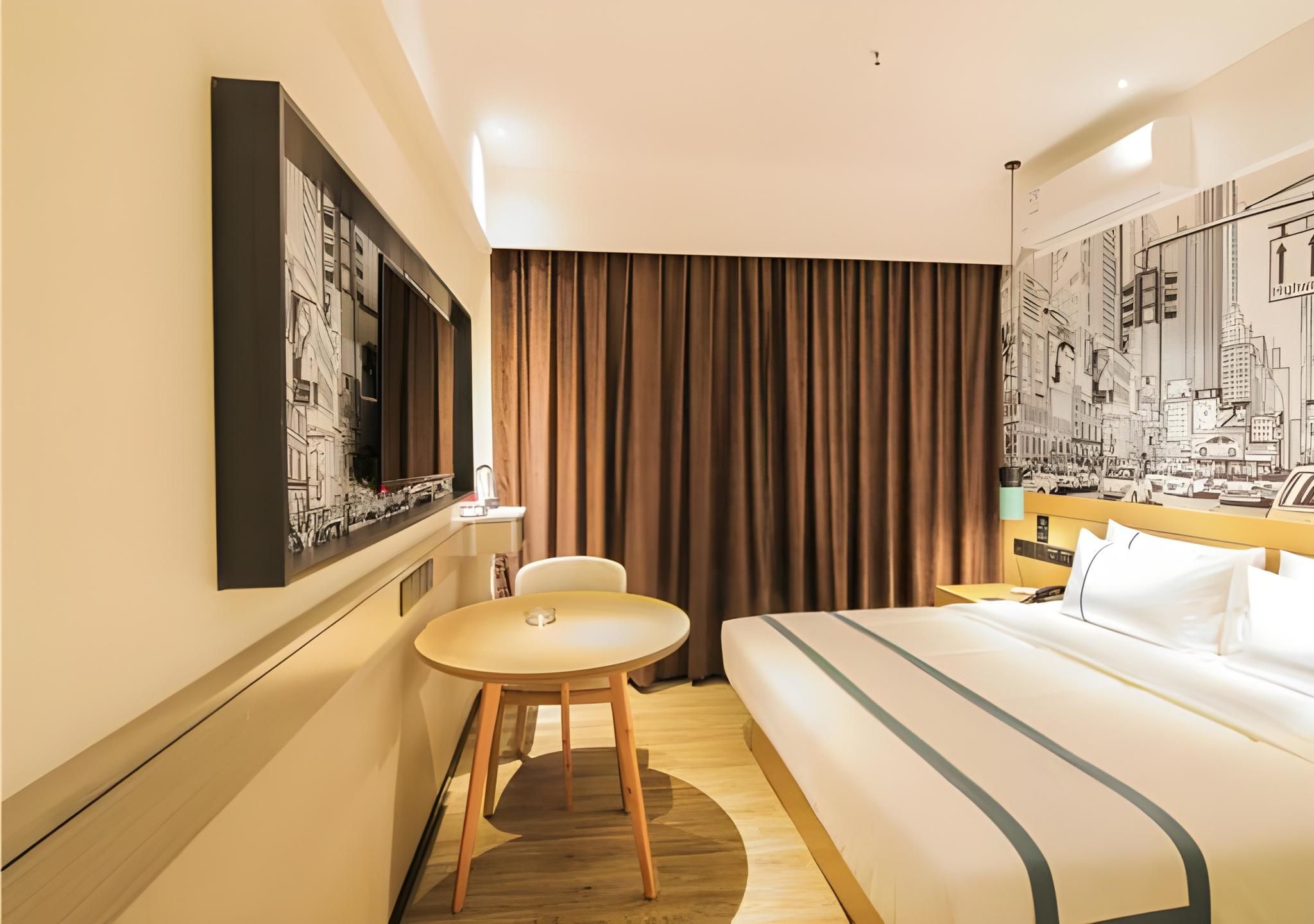 Stand Queen Room