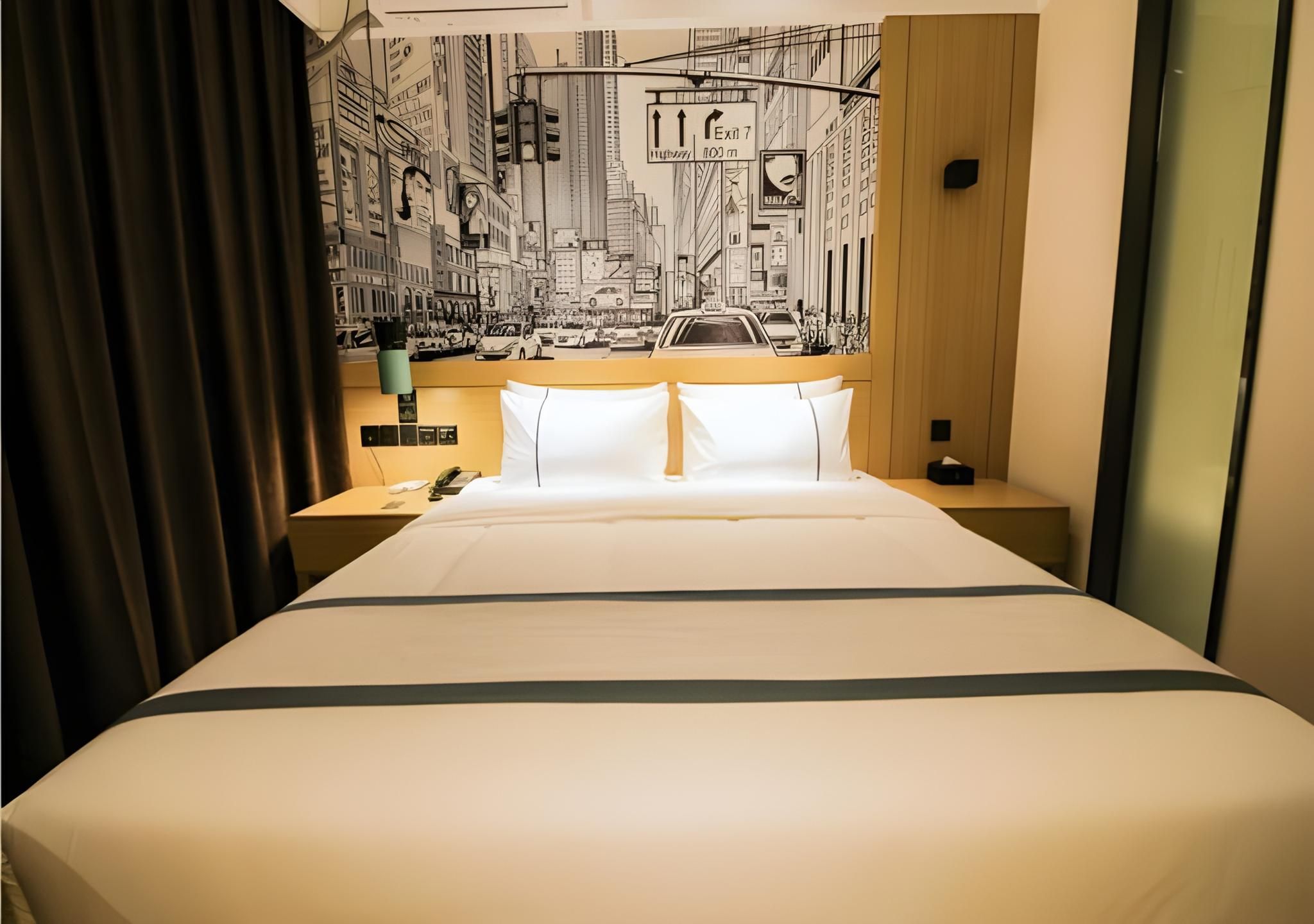 Stand Queen Room