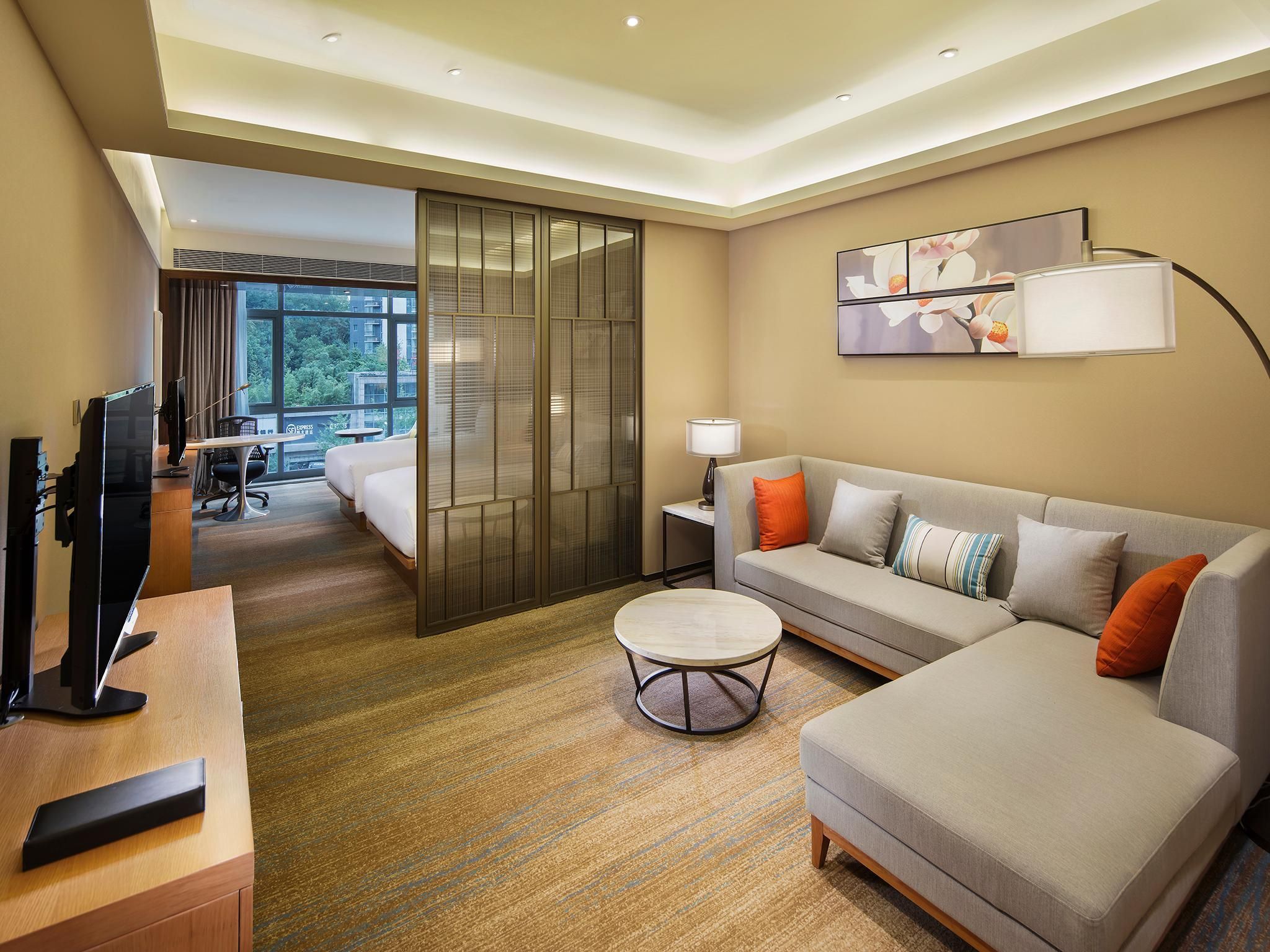 Hilton Garden Inn Shiyan King Accessible Room  2