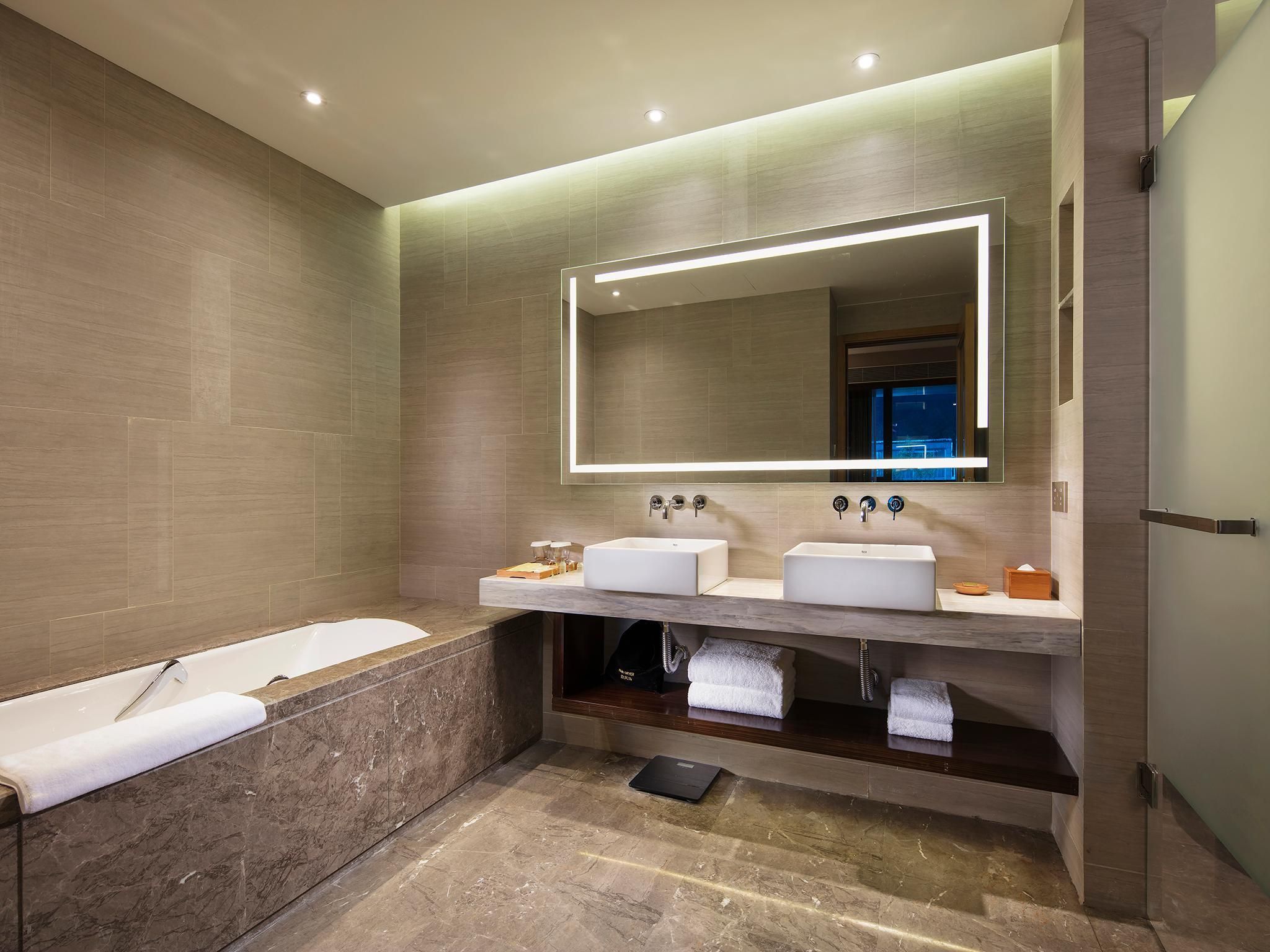 King One Bedroom Deluxe Suite