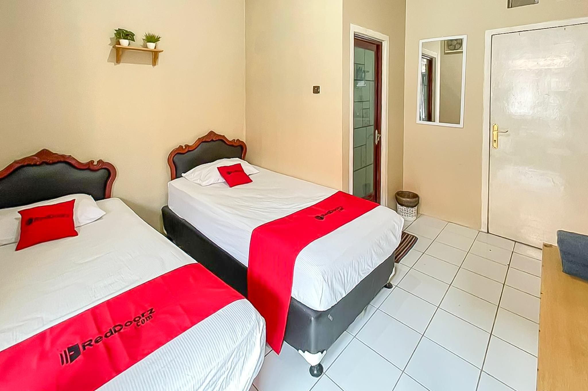 RedDoorz Plus @ Hotel Putrajaya Standard Twin Room 2