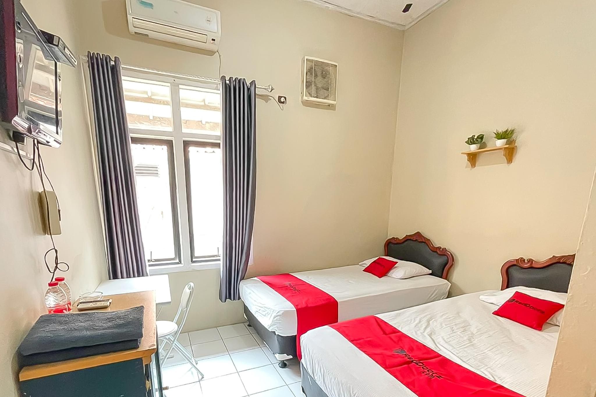 RedDoorz Plus @ Hotel Putrajaya Standard Twin Room