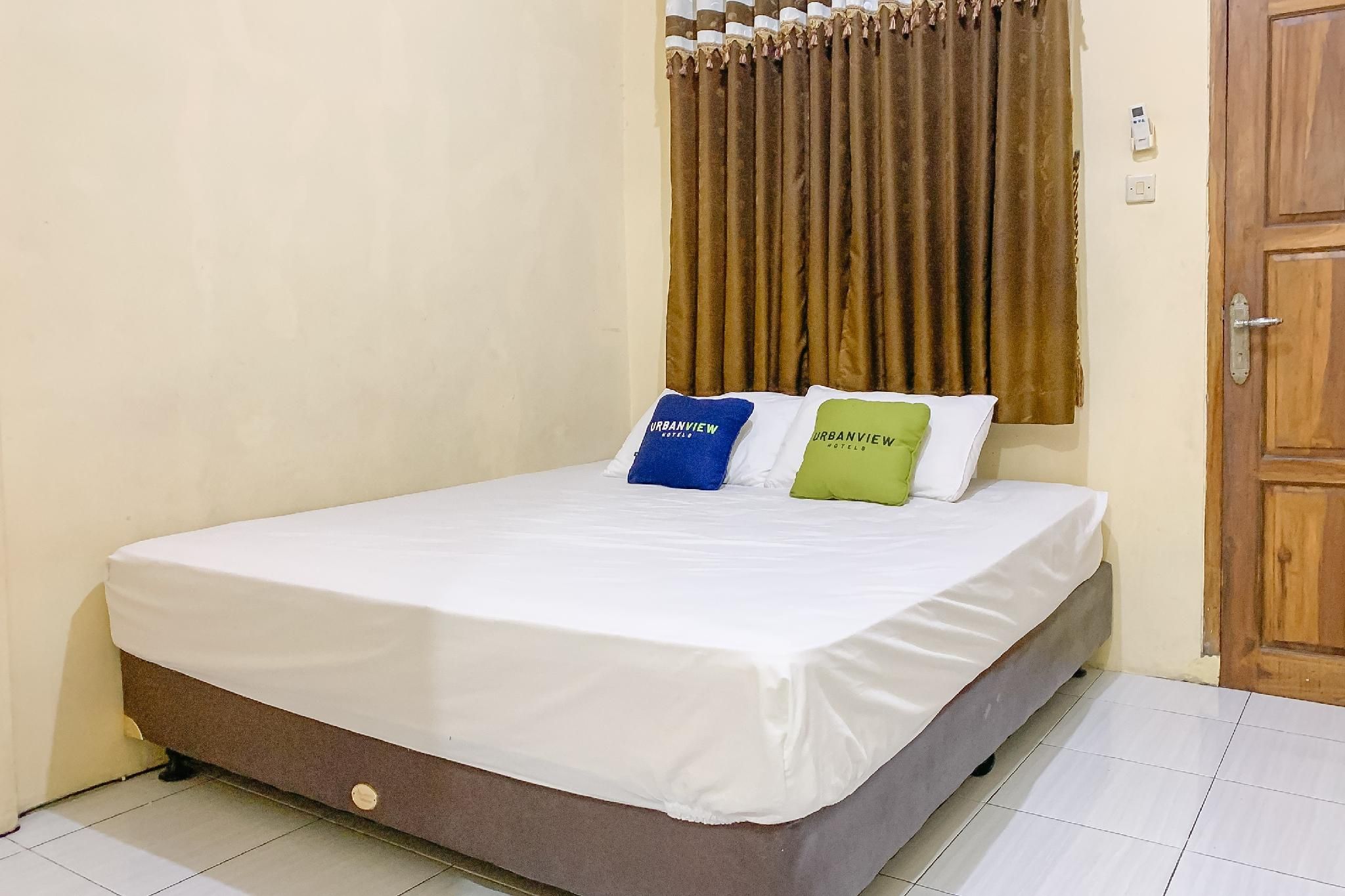 Urbanview Hotel Hikmah Syariah Majalengka Standard Room