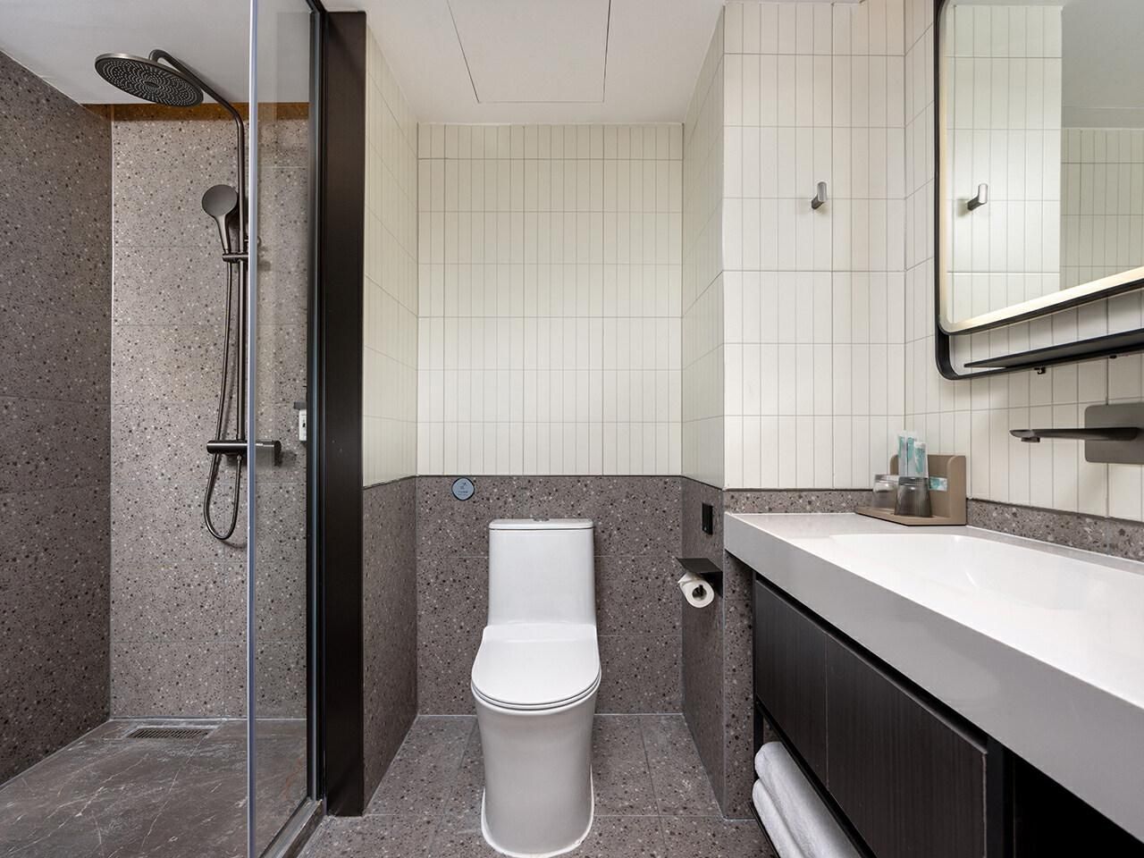 Country Inn & Suites by Radisson Xianning Media Tower Standard King Room 3