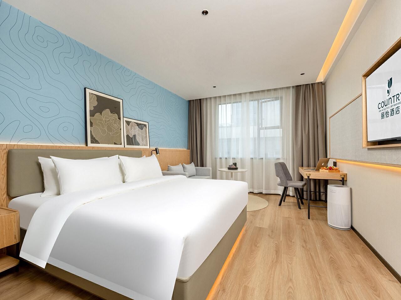 Country Inn & Suites by Radisson Xianning Media Tower Pure King Room