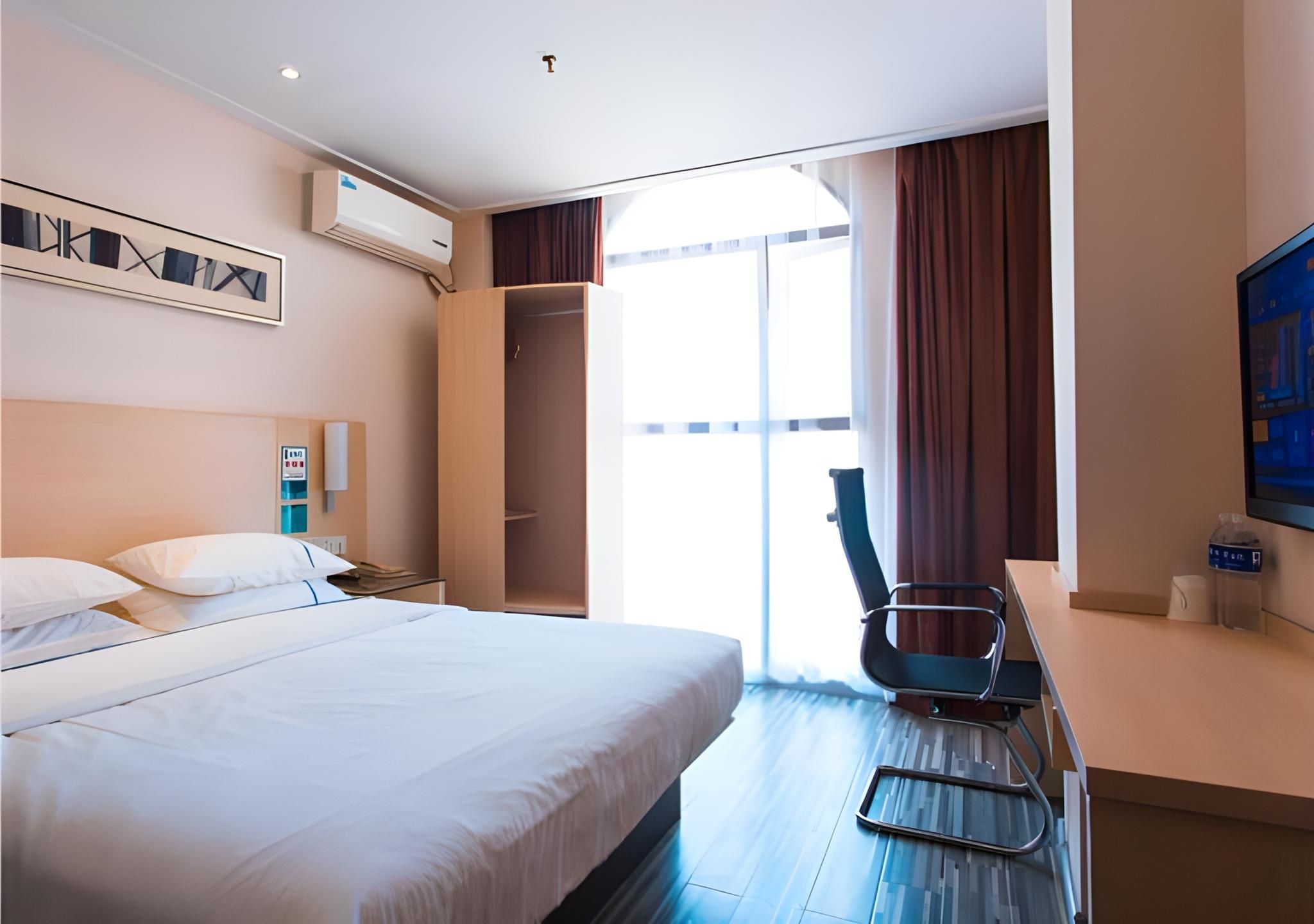 Stand Queen Room
