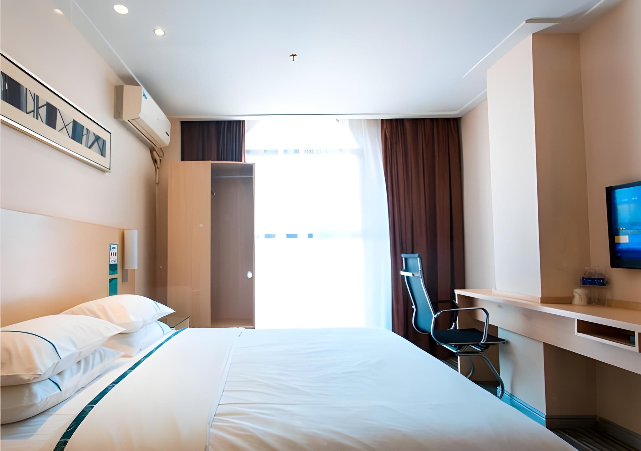 Stand Queen Room