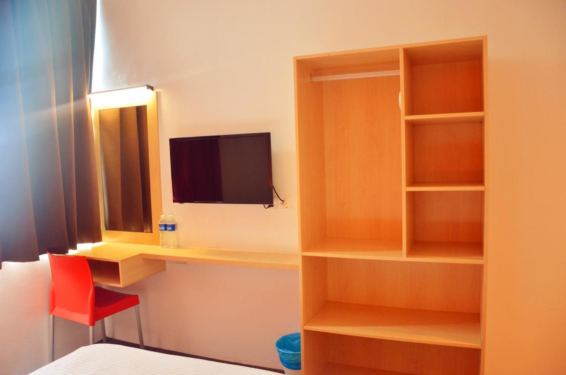 Hotel Jeti Tg Gemok Queen Bed 3