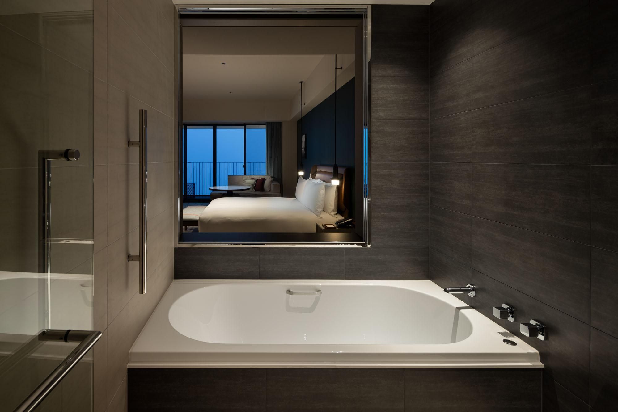 Grand Prix Suite 1 King Bed, Circuit View