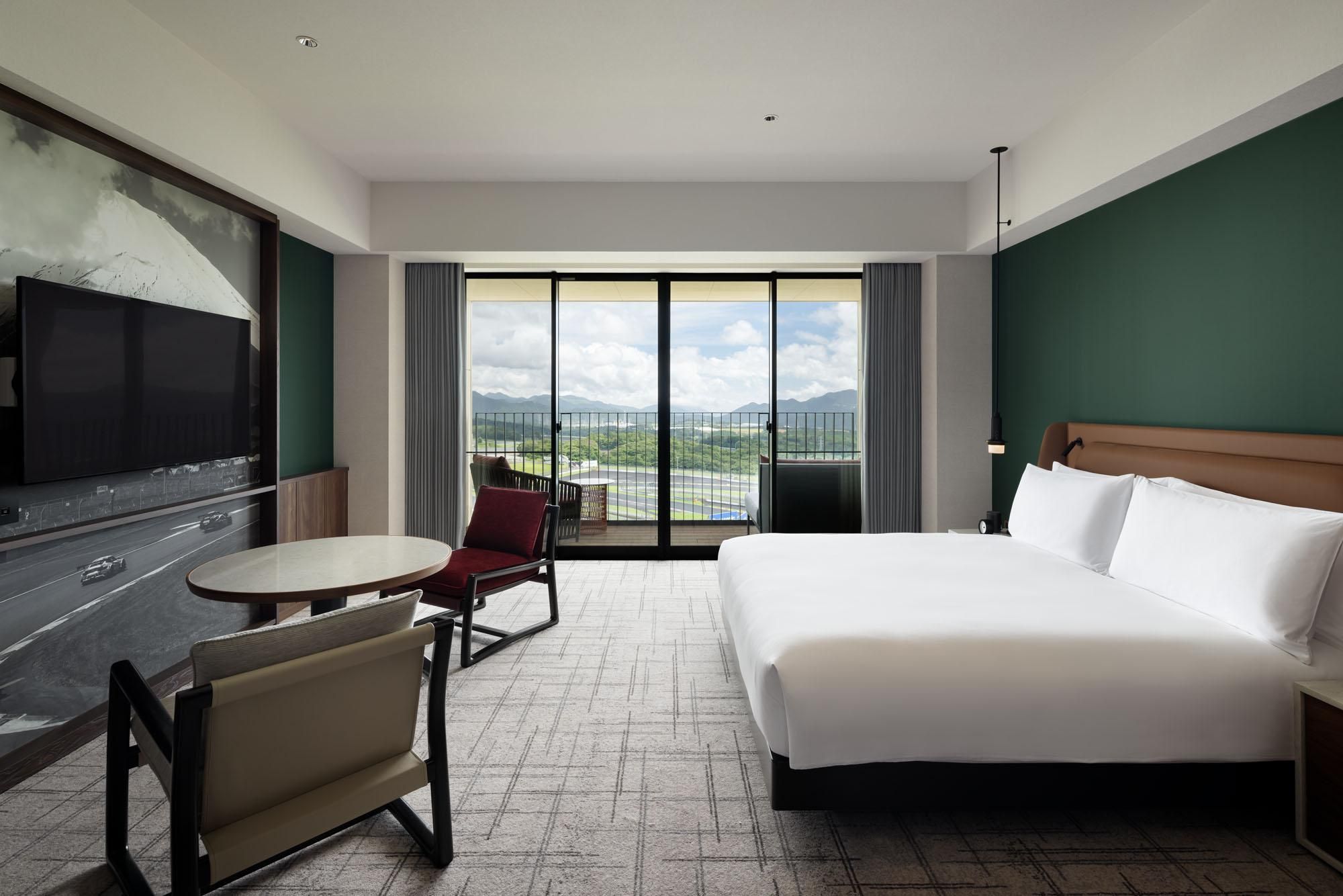 1 King Bed, Circuit View