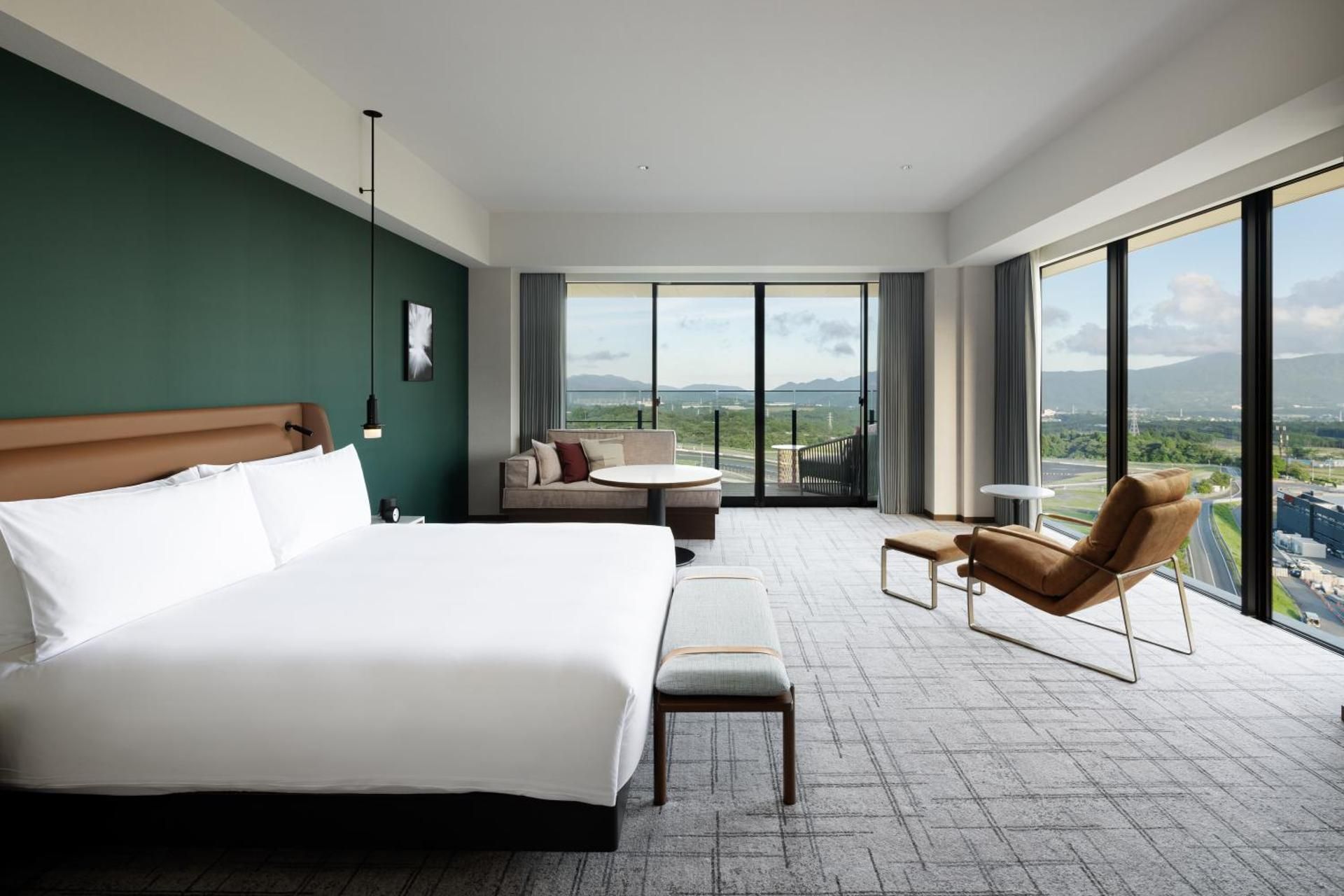 1 King Bed, Circuit View, Corner Deluxe