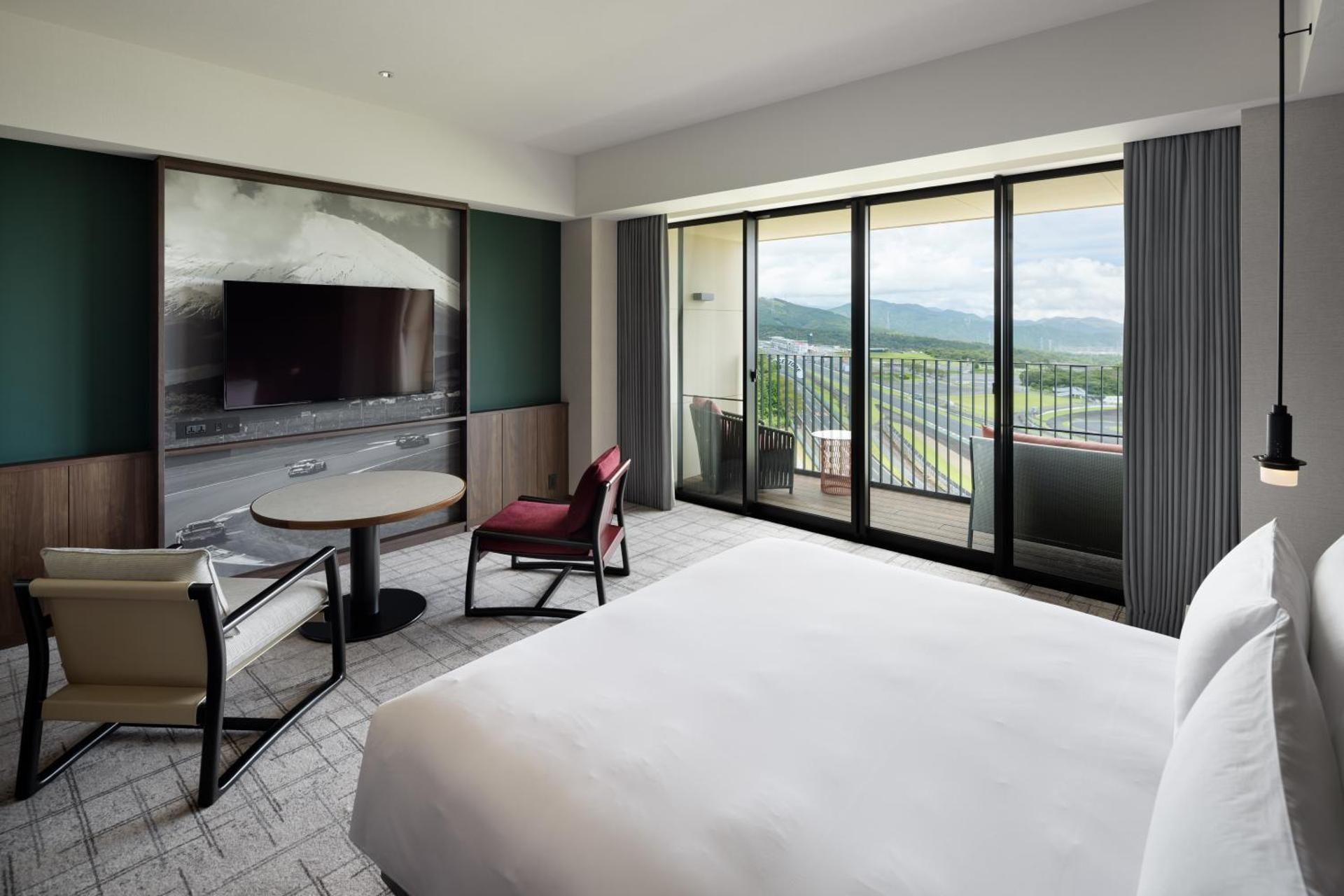 1 King Bed, Circuit View