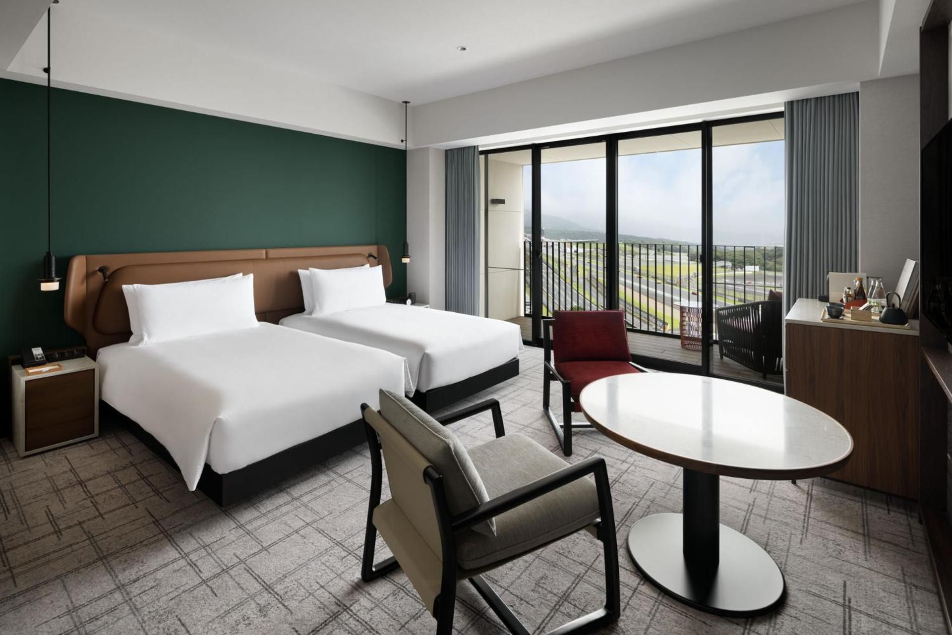 2 Twin Beds, Circuit View